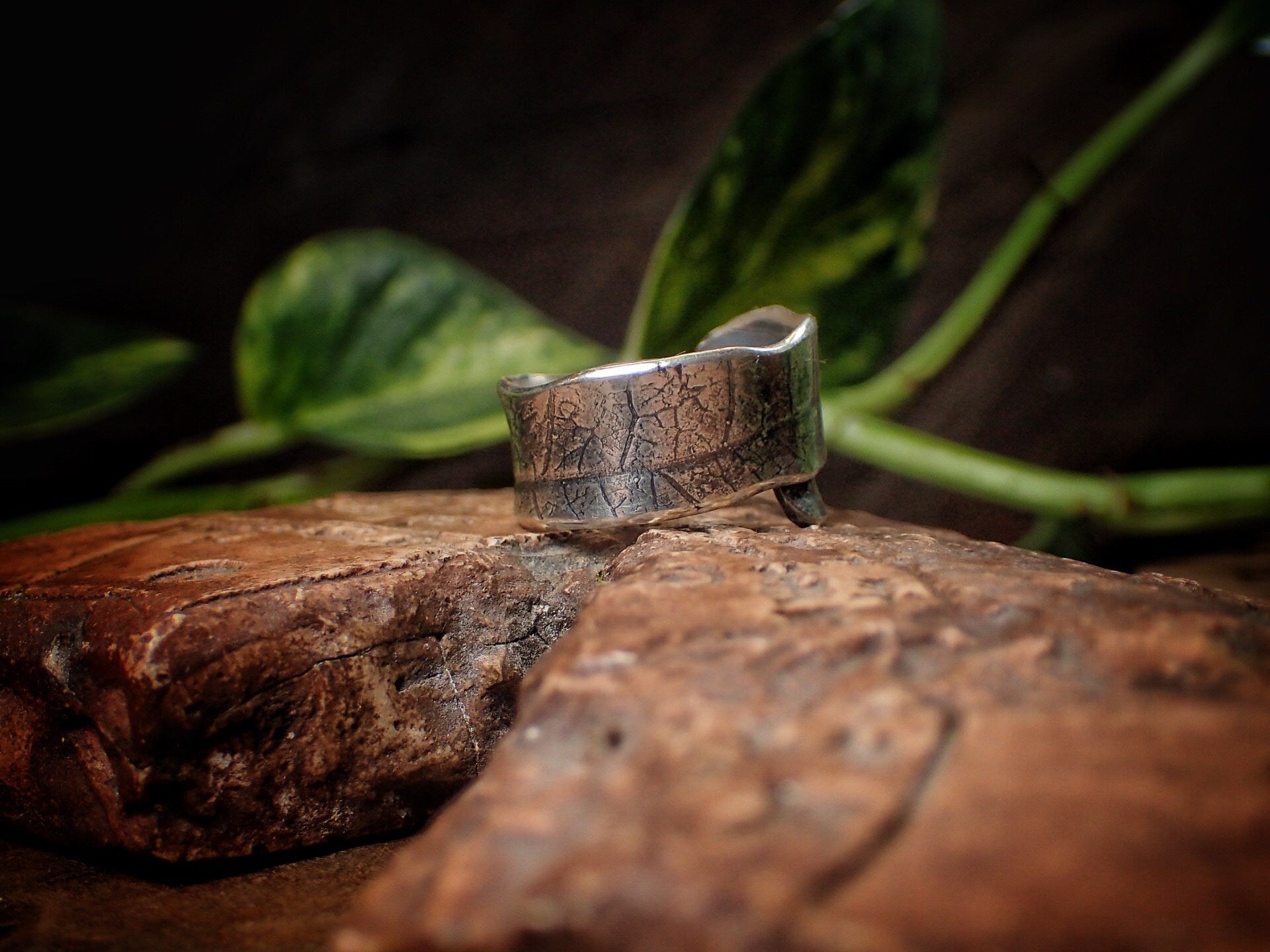 Wide Silver Leaf Textured Wrap Around Ring / Band, US size 9
