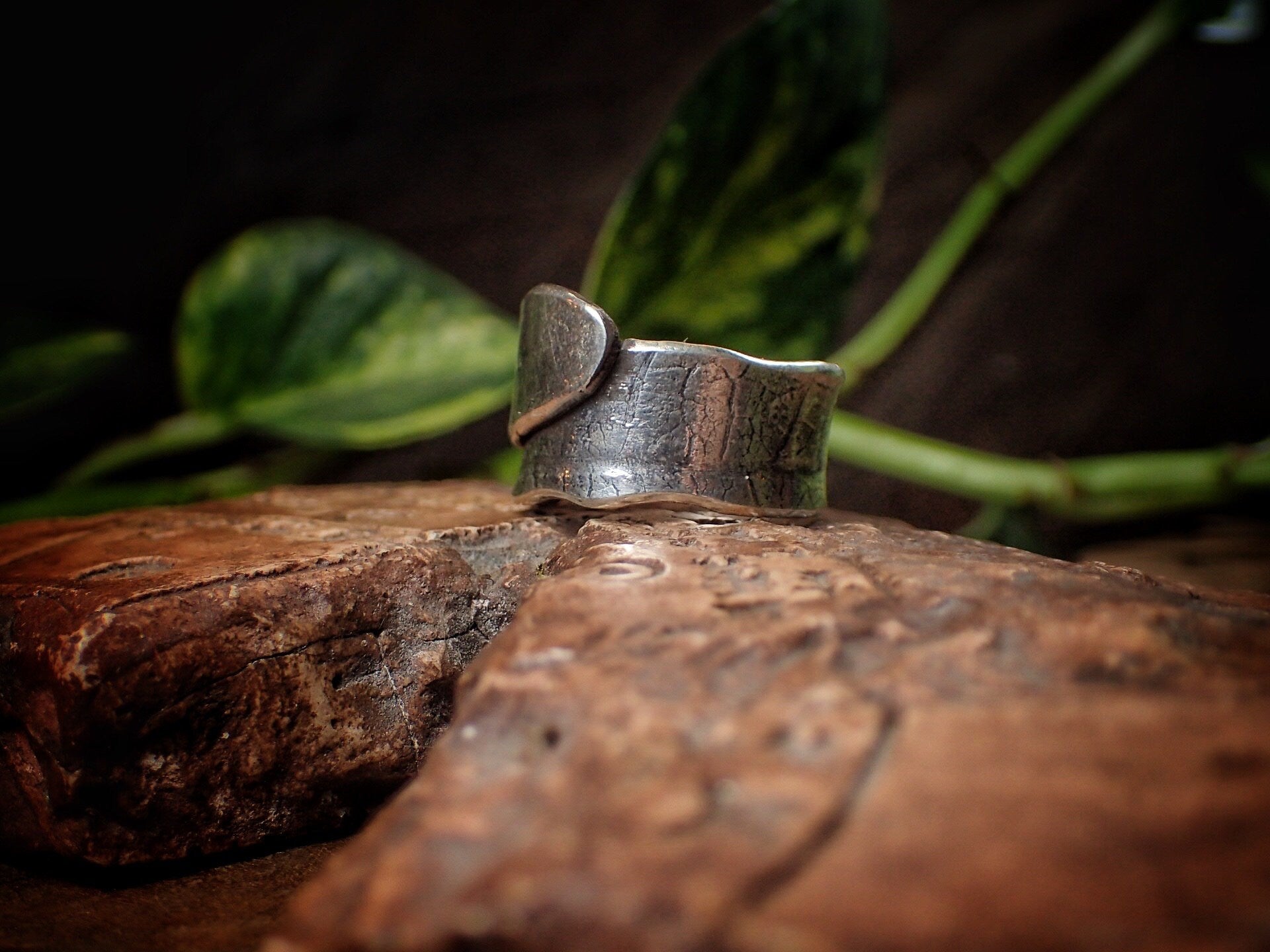Wide Silver Leaf Textured Wrap Around Ring / Band, US size 9