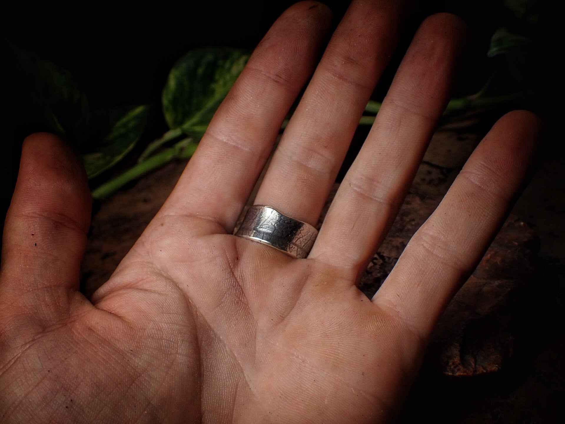 Wide Silver Leaf Textured Wrap Around Ring / Band, US size 9