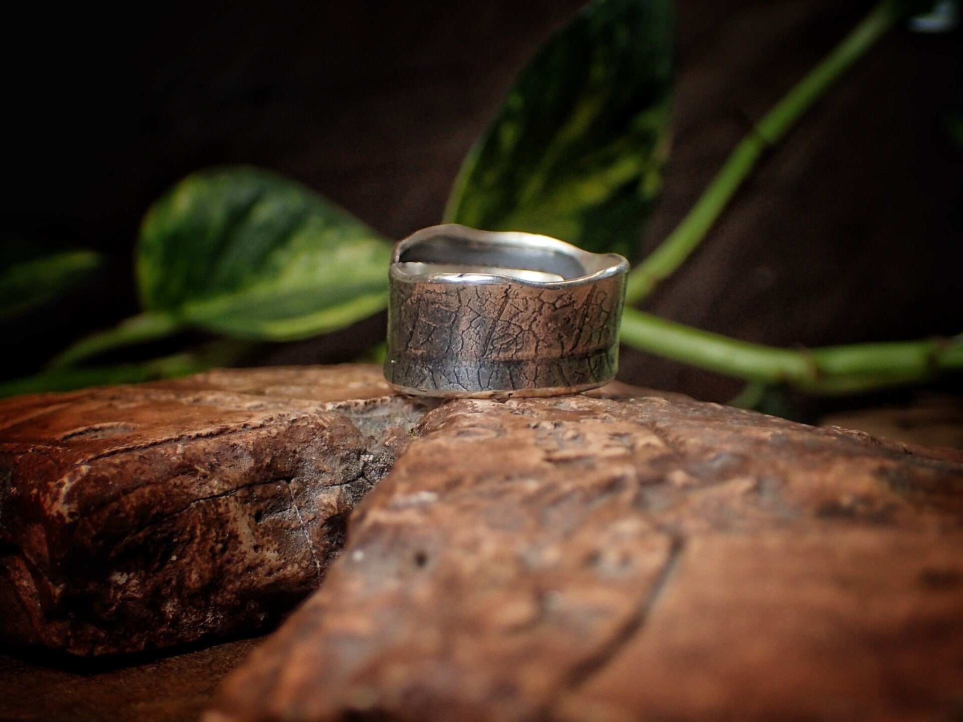 Wide Silver Leaf Textured Wrap Around Ring / Band, US size 9