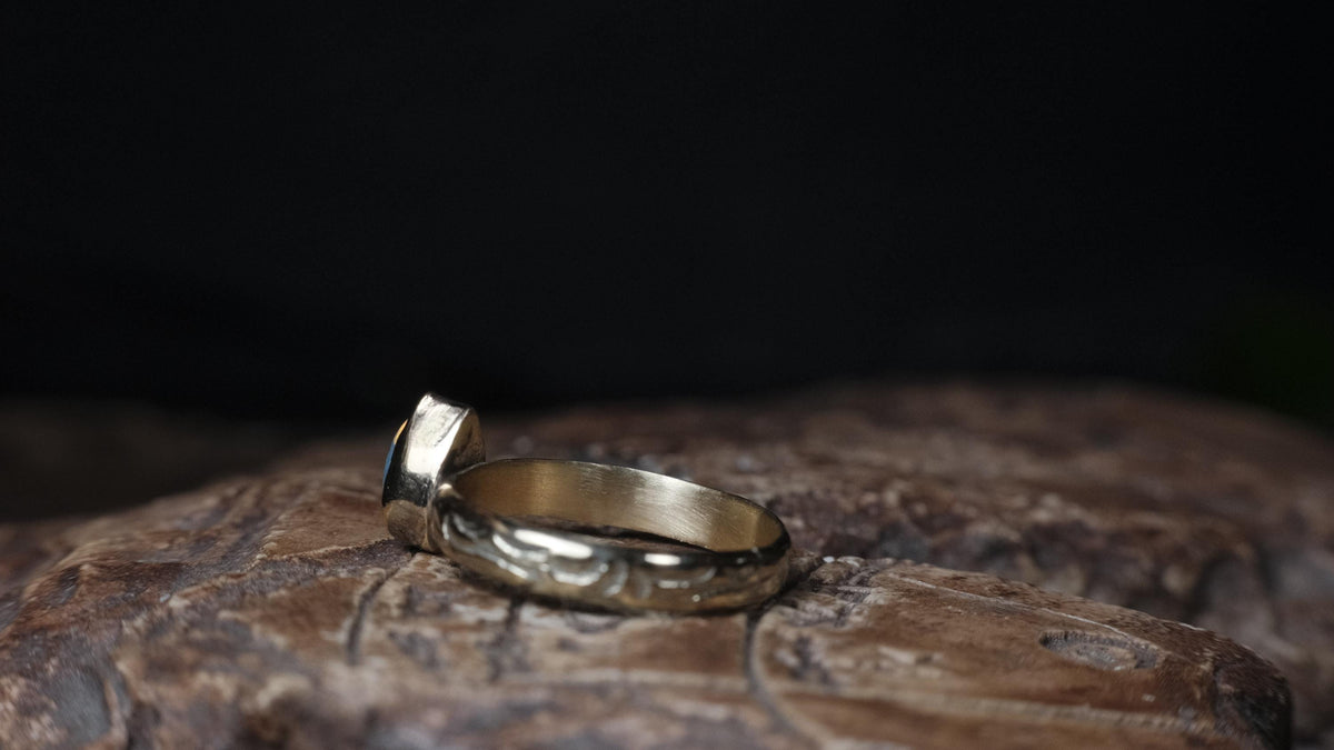 Side profile of the patterned 9ct gold band and opal setting