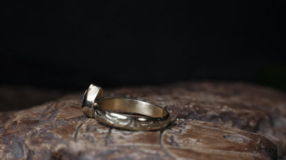 Side profile of the patterned 9ct gold band and opal setting