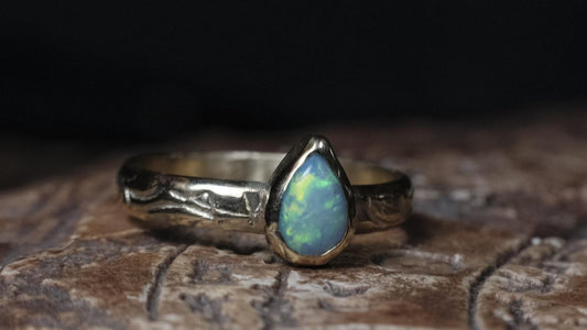 Lightning Ridge crystal opal ring in 9ct yellow gold, front view